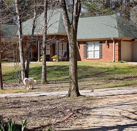 Outside view of the Extra Mile Detox Center in MS