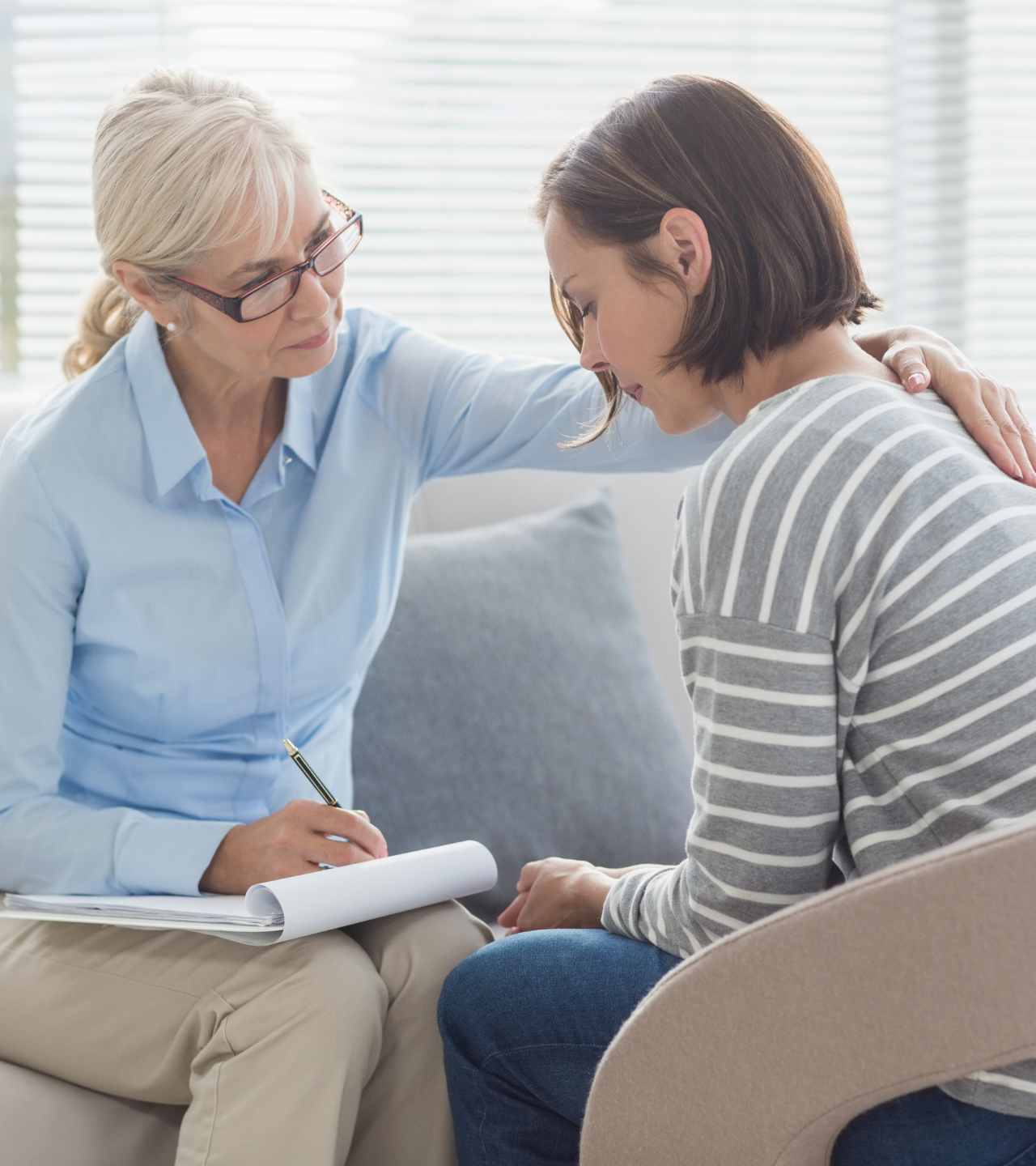 Therapist supporting patient during treatment for benzodiazepine addiction in Mississippi.