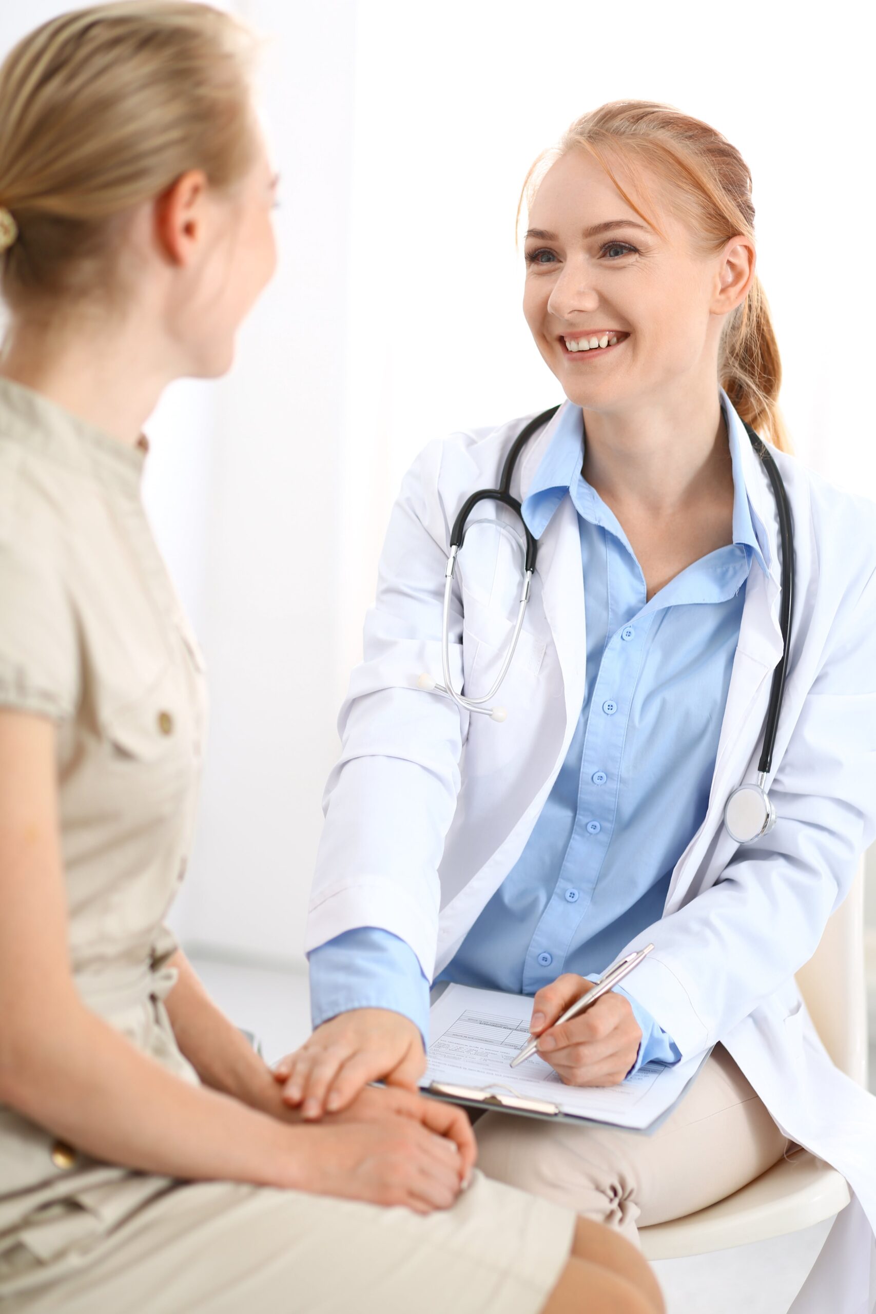 A woman discusses medication management in Mississippi with her doctor.