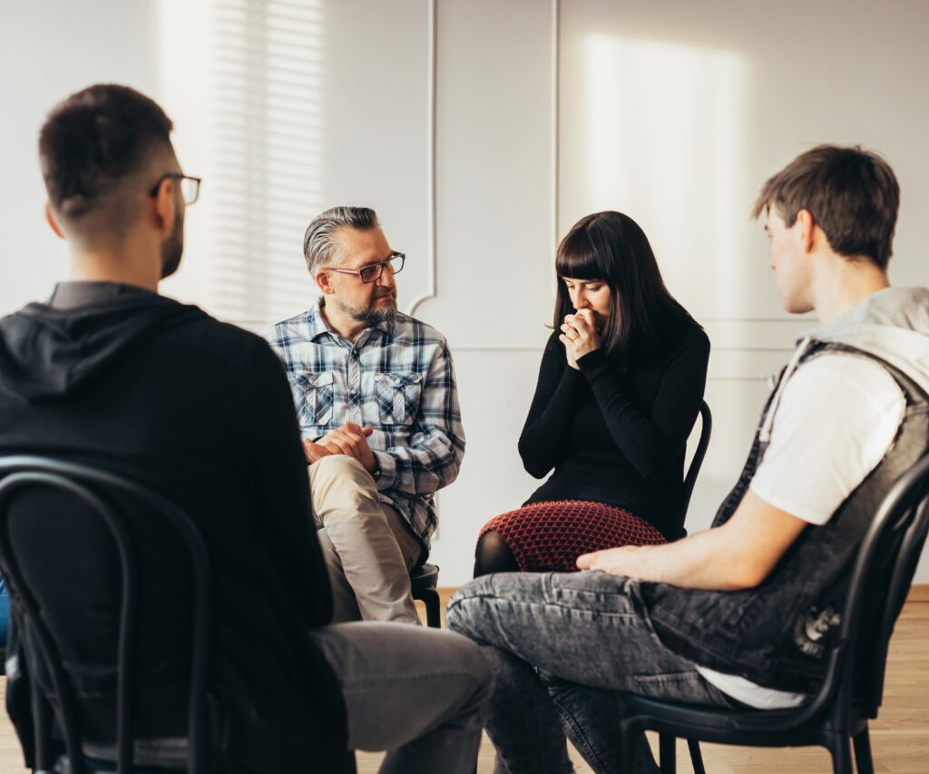 People having a conversation during an addiction group therapy in Mississippi.