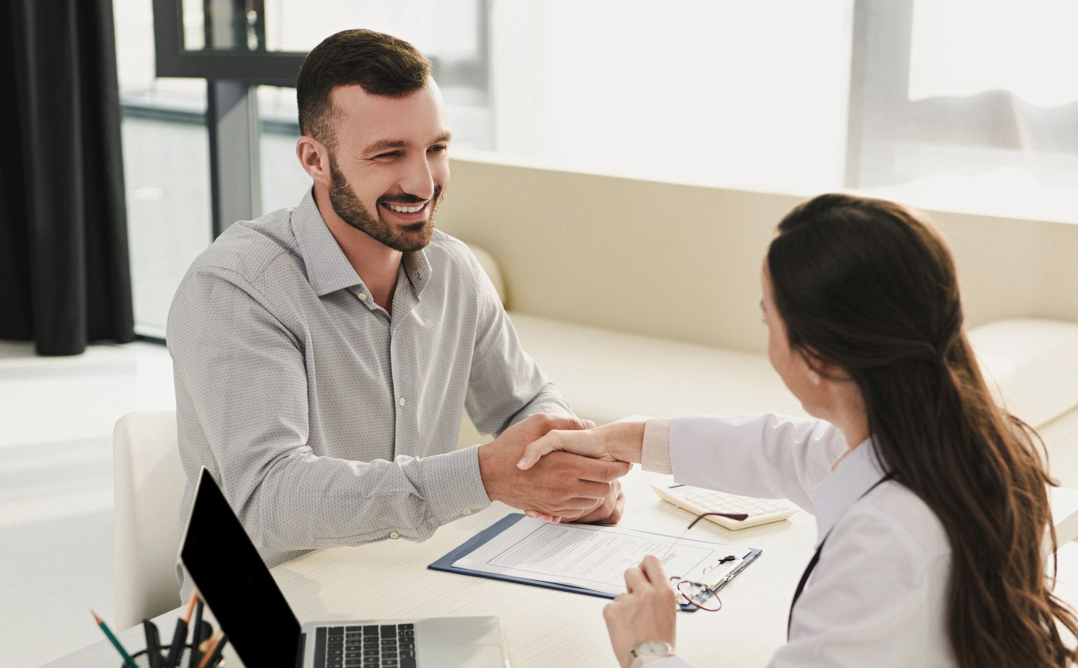 Man meeting with a clinician at rehab for healthcare professionals in Mississippi.