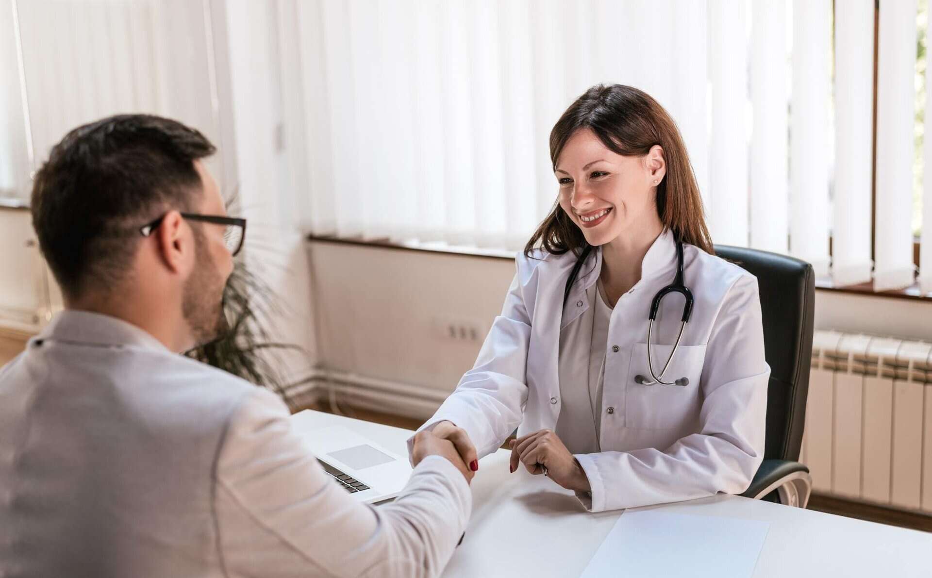 Doctor welcoming patient to hydrocodone addiction treatment in Mississippi.