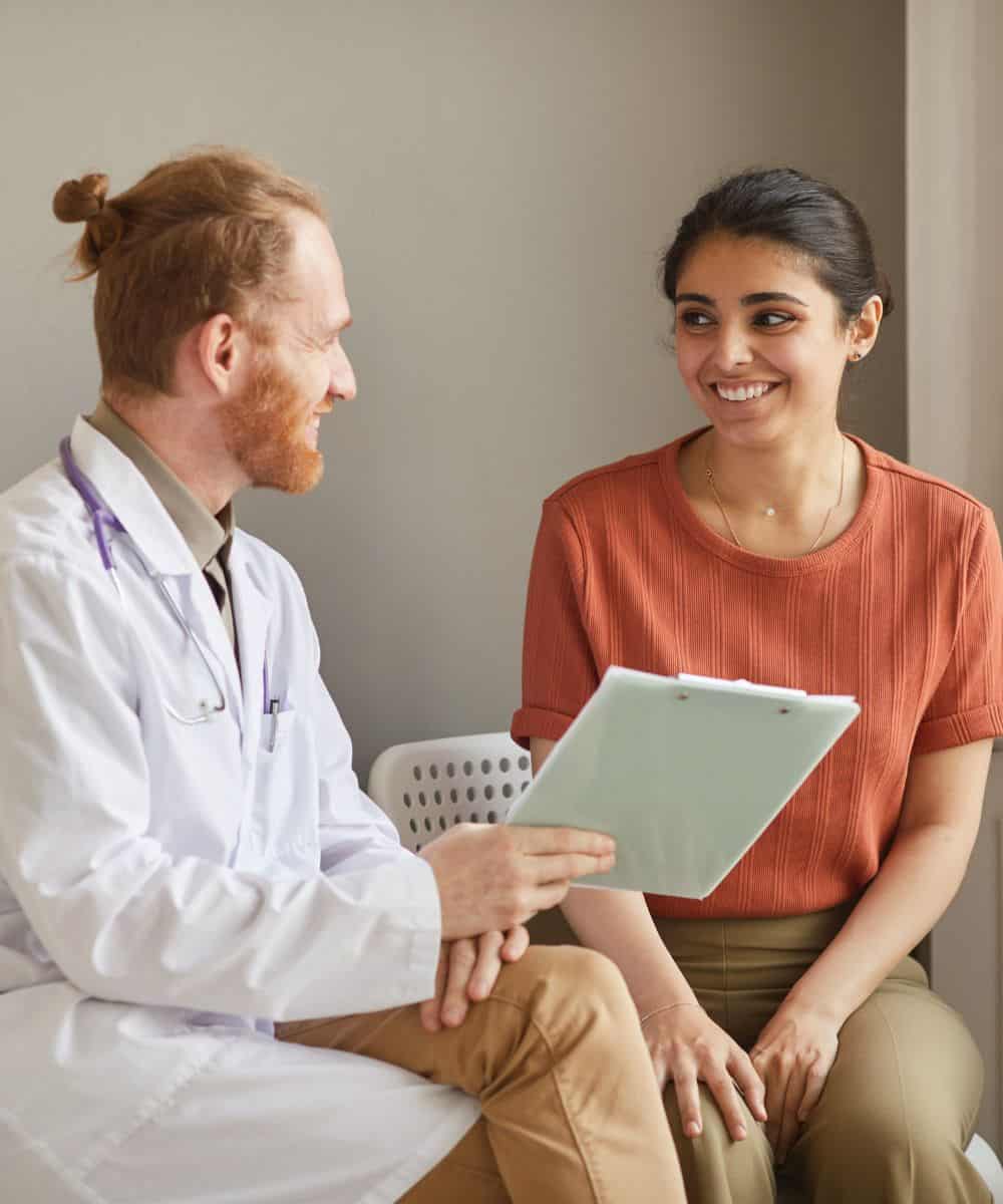 Doctor monitoring a client’s progress in rehab programs in Mississippi.