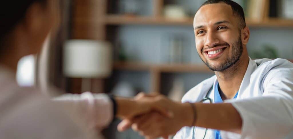 Doctor welcoming patient to alcohol detox in Mississippi.