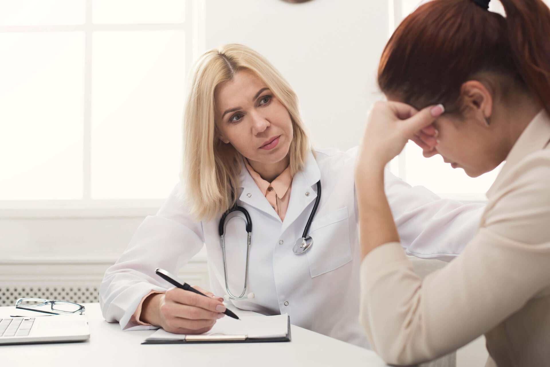 Doctor consulting with a patient about recovery goals, relapse prevention, and how to stop relapsing at Extra Mile Recovery.